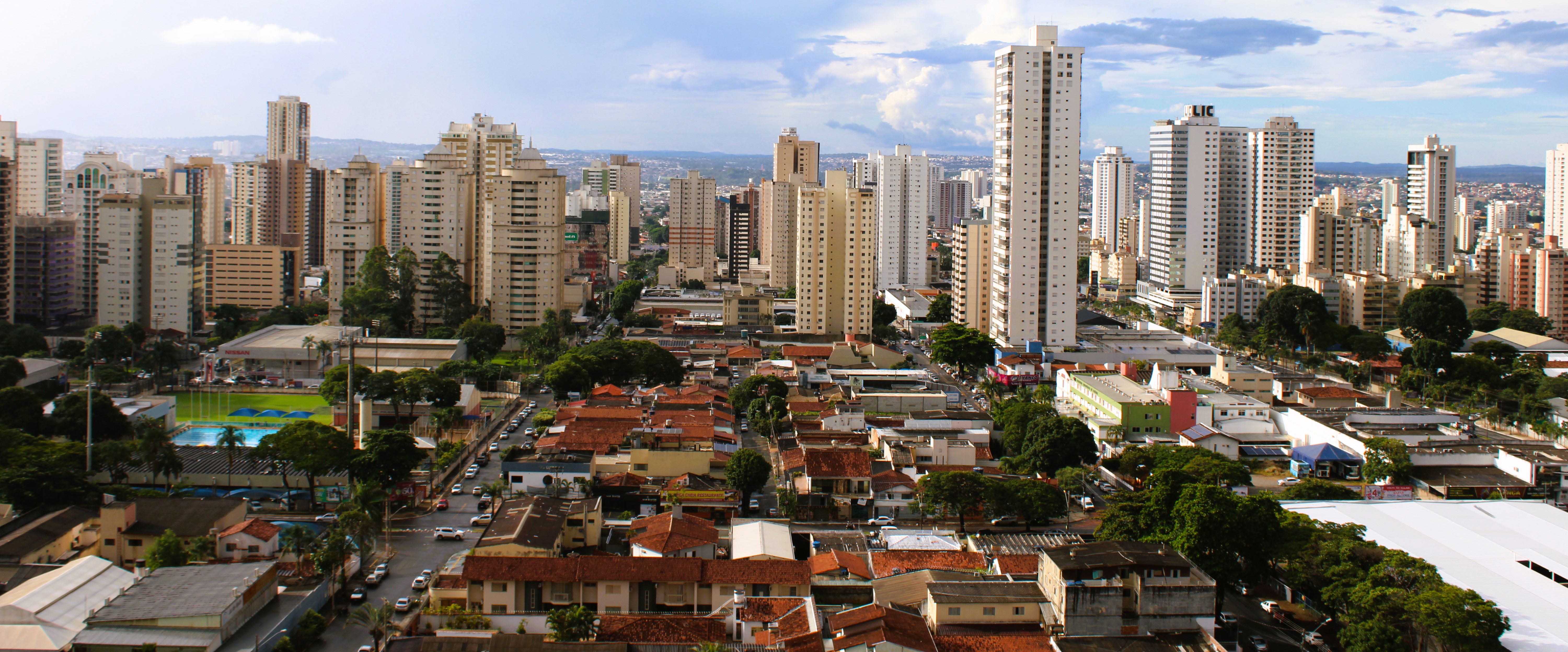 Panorama da skyline de Goiânia com torres residenciais