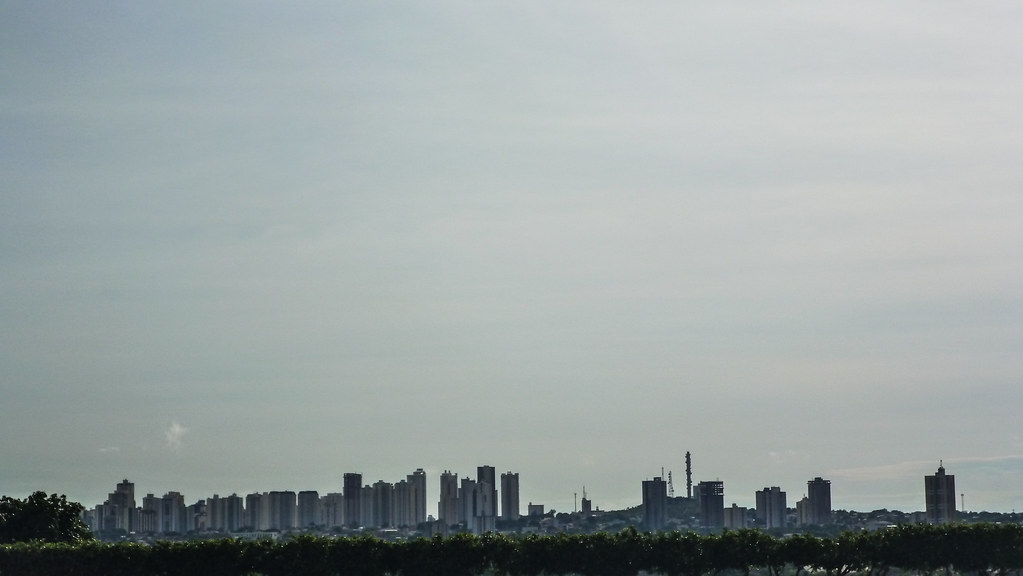 Skyline de Goiânia com prédios residenciais vistos à distância
