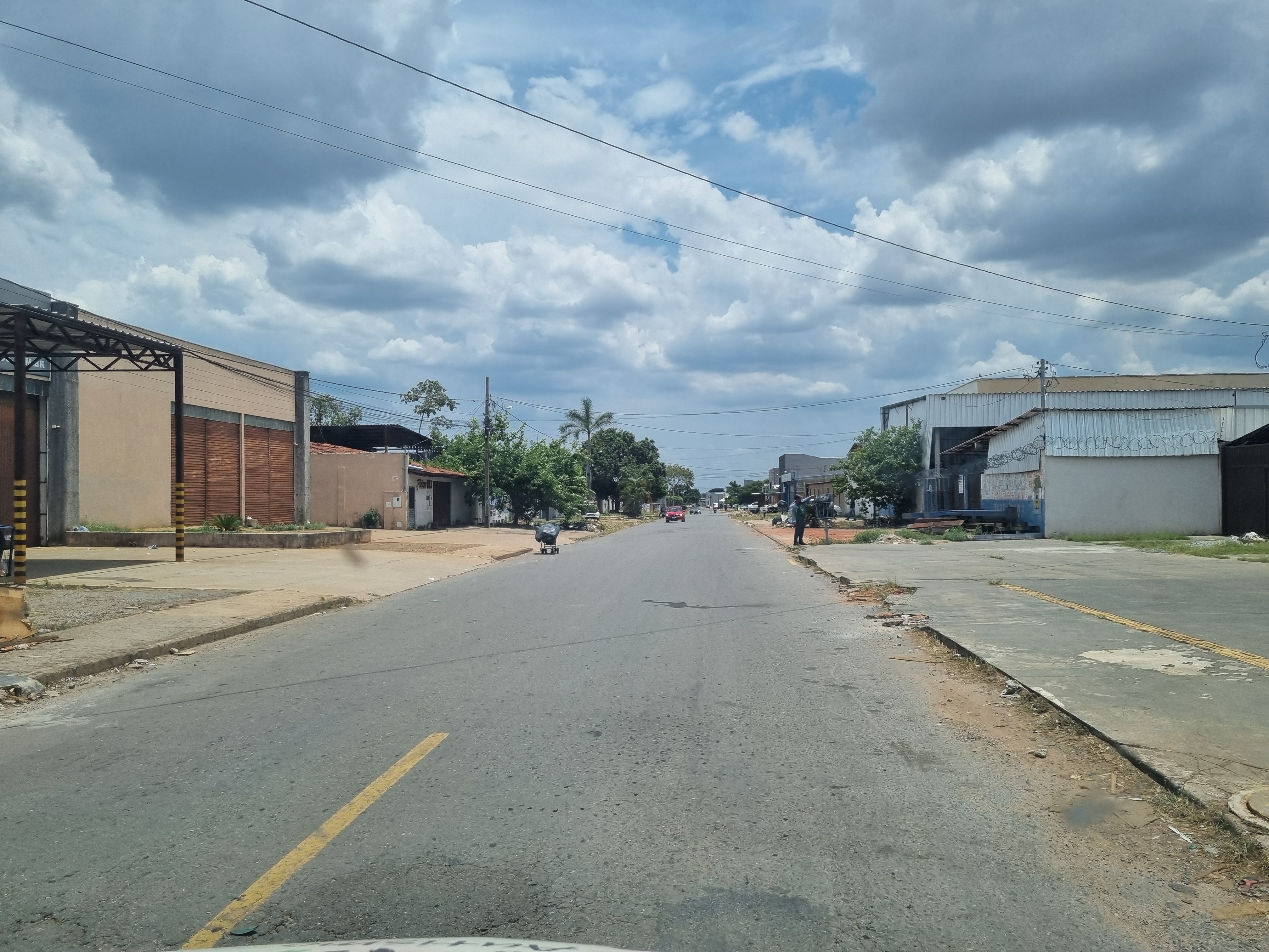 Avenida Lago das Garças no bairro Jardim Tropical, em Aparecida de Goiânia (GO)