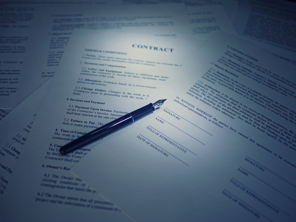 Caneta sobre contrato de financiamento imobiliário