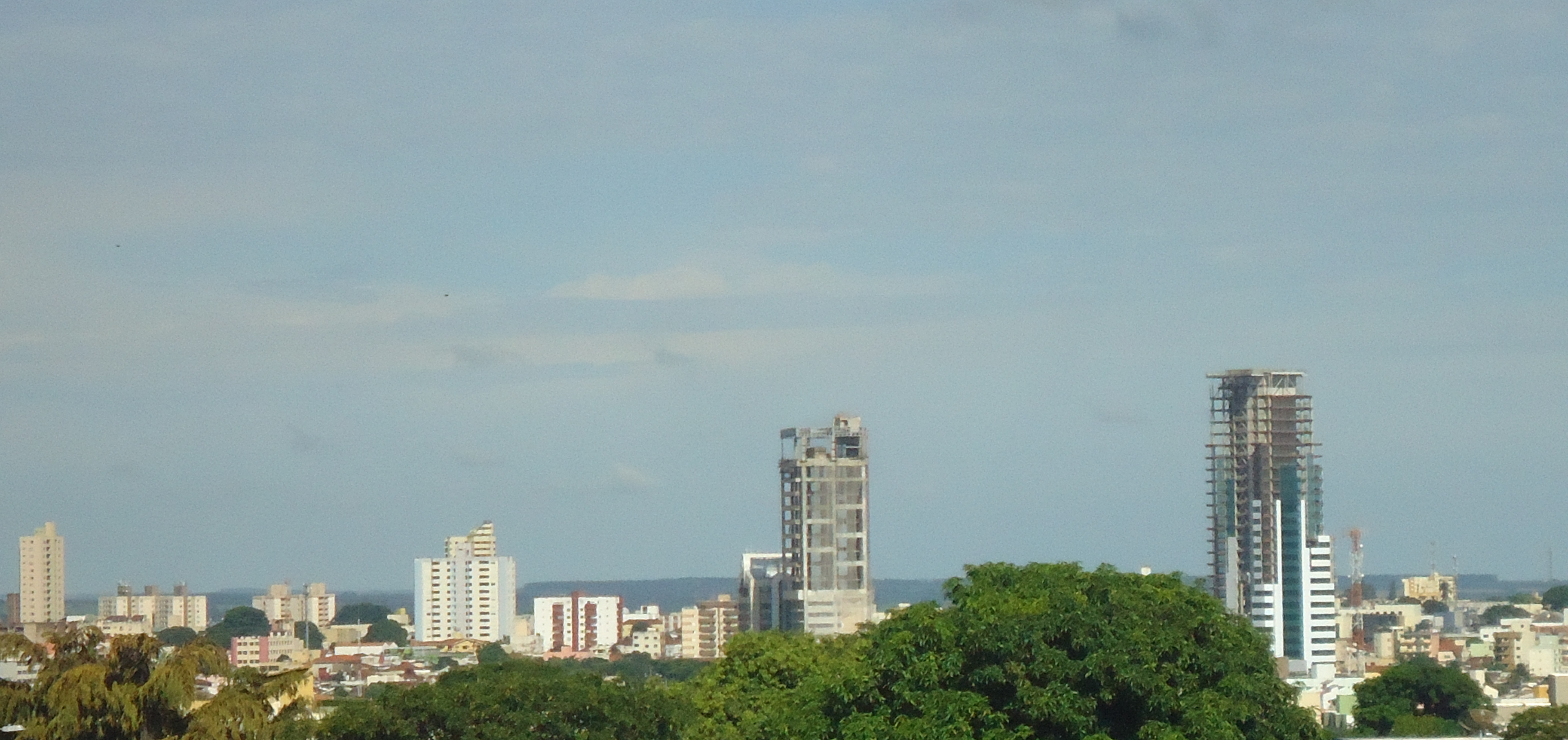 Vista parcial do skyline de Uberlândia, com prédios residenciais