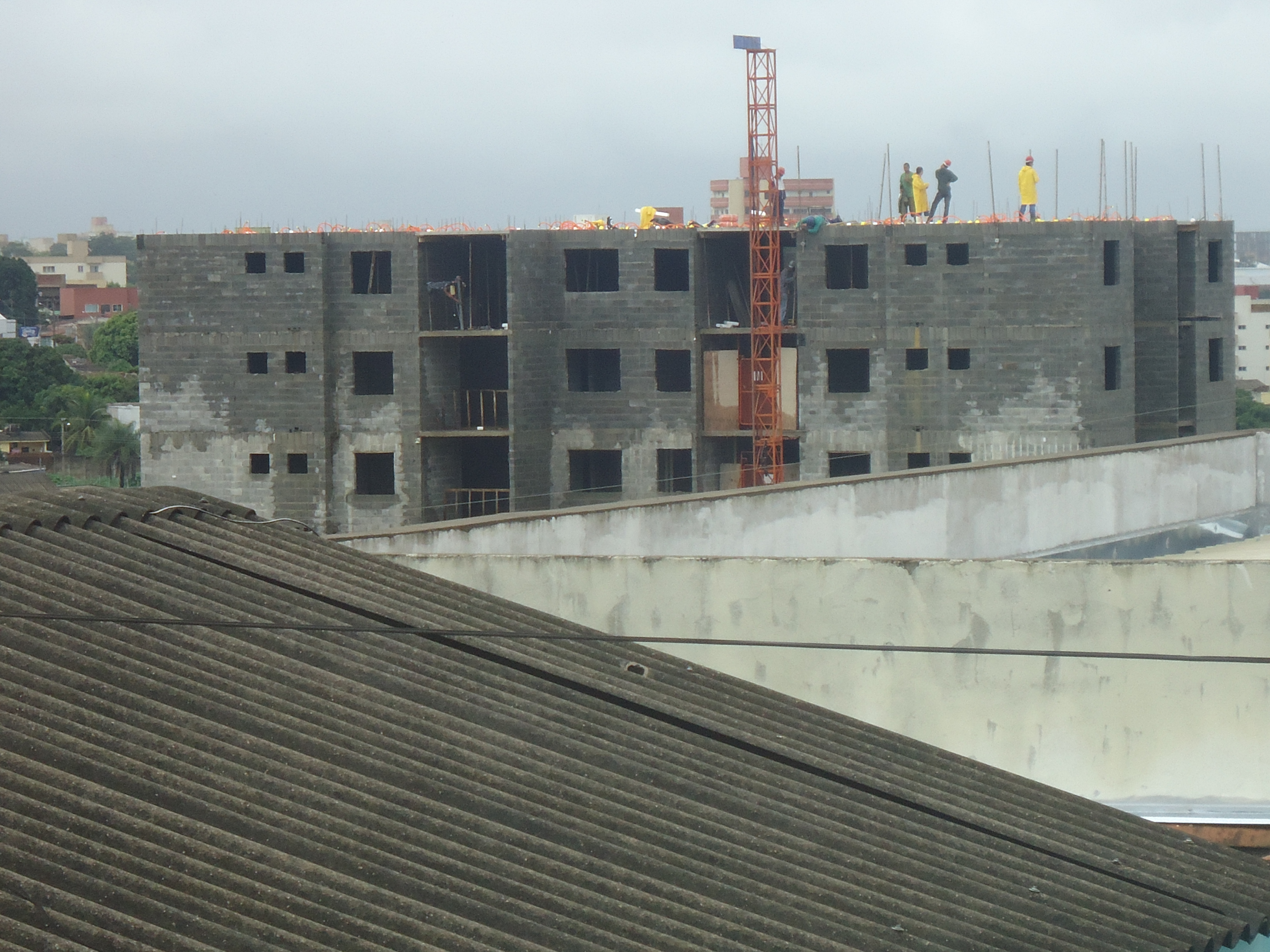 Edifício residencial em construção no bairro Tibery, em Uberlândia (MG)