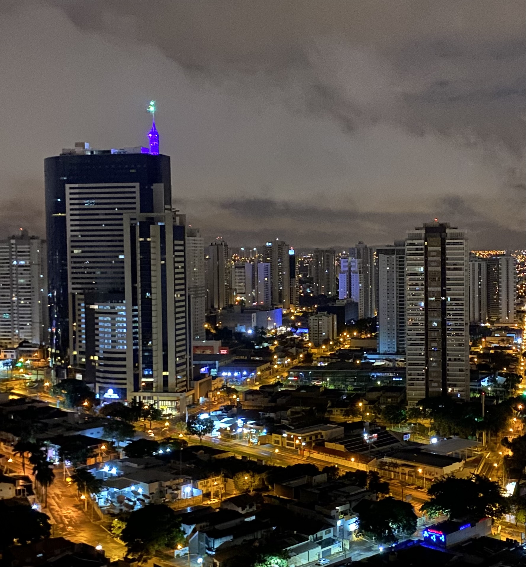 Prédios do Setor Marista, em Goiânia, vistos à noite