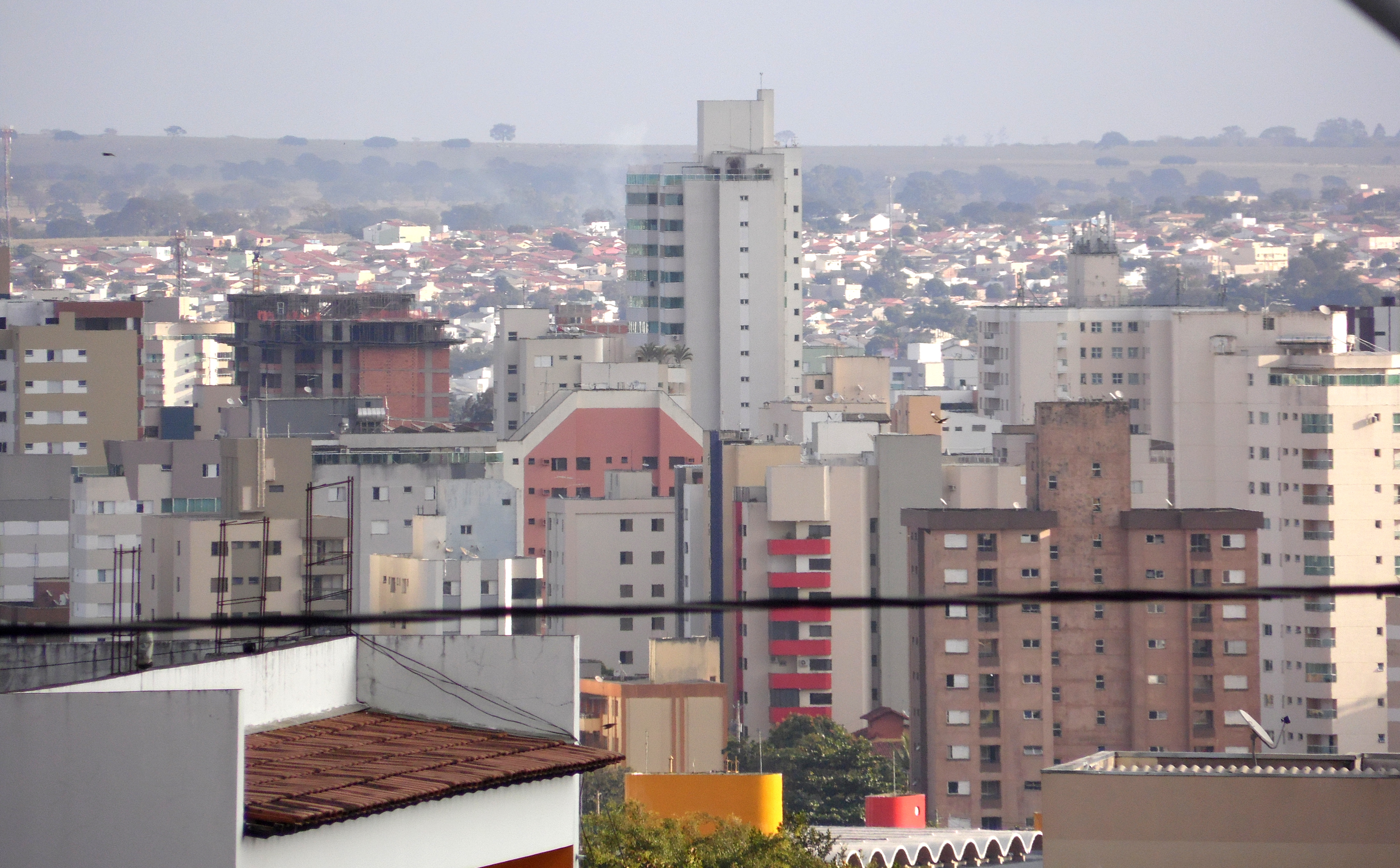 Vista parcial da Zona Sul de Uberlândia, com prédios residenciais e casas