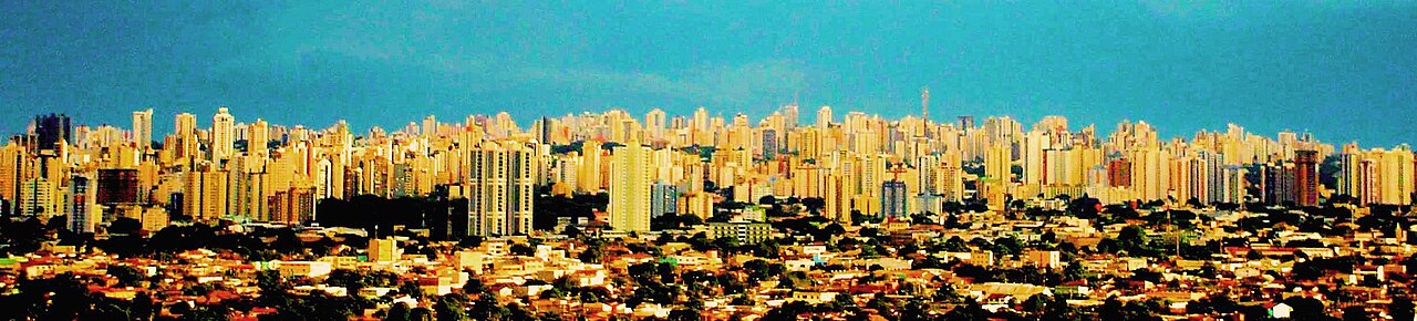 Panorama do skyline de Goiânia com dezenas de prédios residenciais