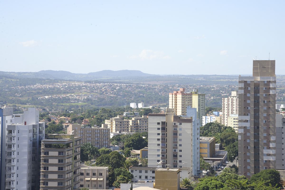 Vista panorâmica de Goiânia com prédios residenciais