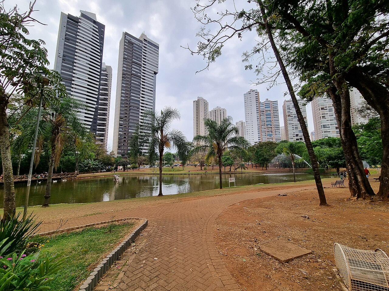 Parque Flamboyant em Goiânia, com lago e prédios residenciais do Jardim Goiás ao fundo