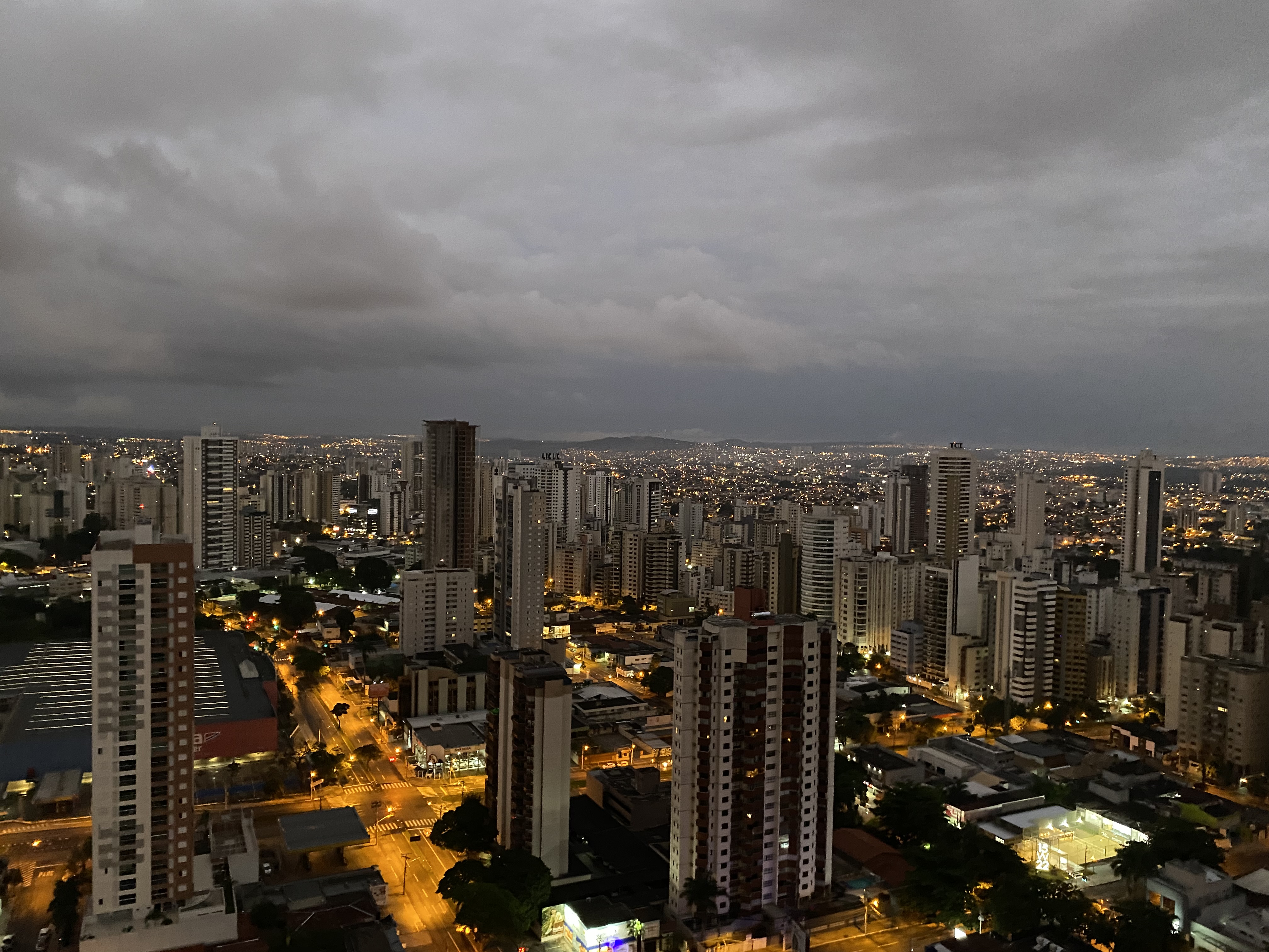 Vista aérea do skyline de Goiânia ao anoitecer, com prédios residenciais do Setor Marista