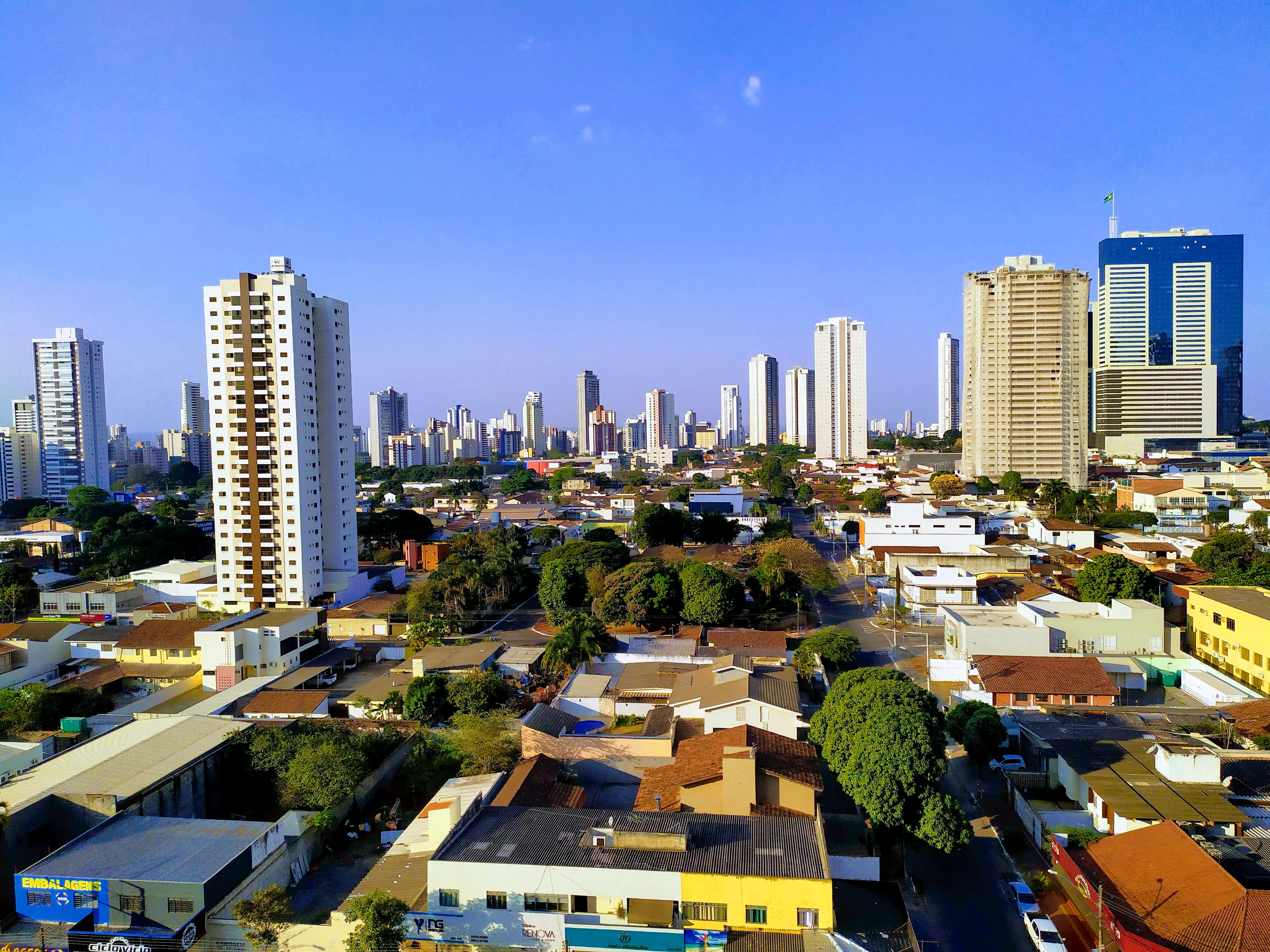 Skyline de Goiânia com prédios residenciais e casas em primeiro plano