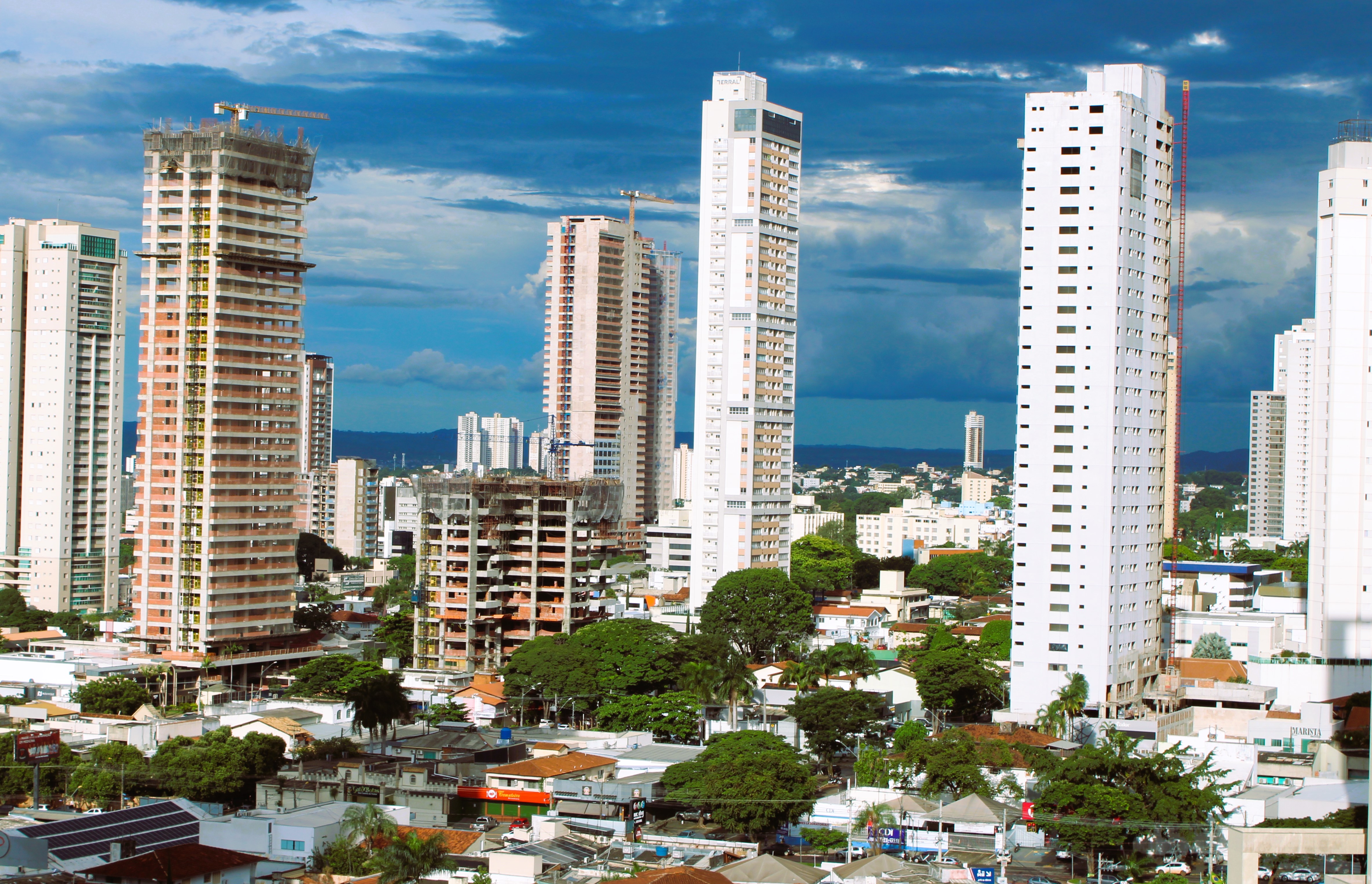 Vista de Goiânia a partir do Setor Bueno, com torres residenciais e obras em andamento