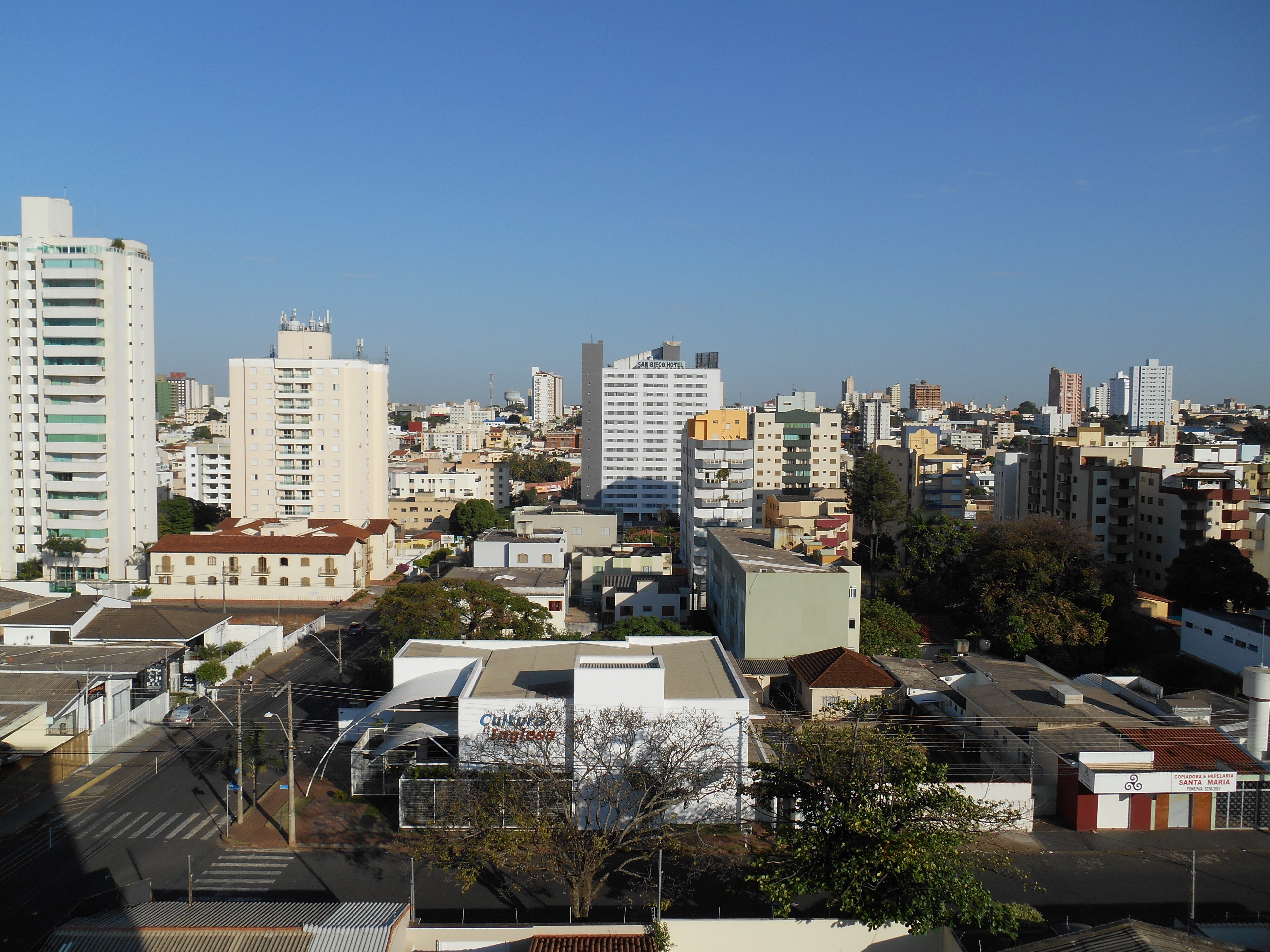 Vista aérea do bairro Santa Mônica, em Uberlândia, com prédios residenciais