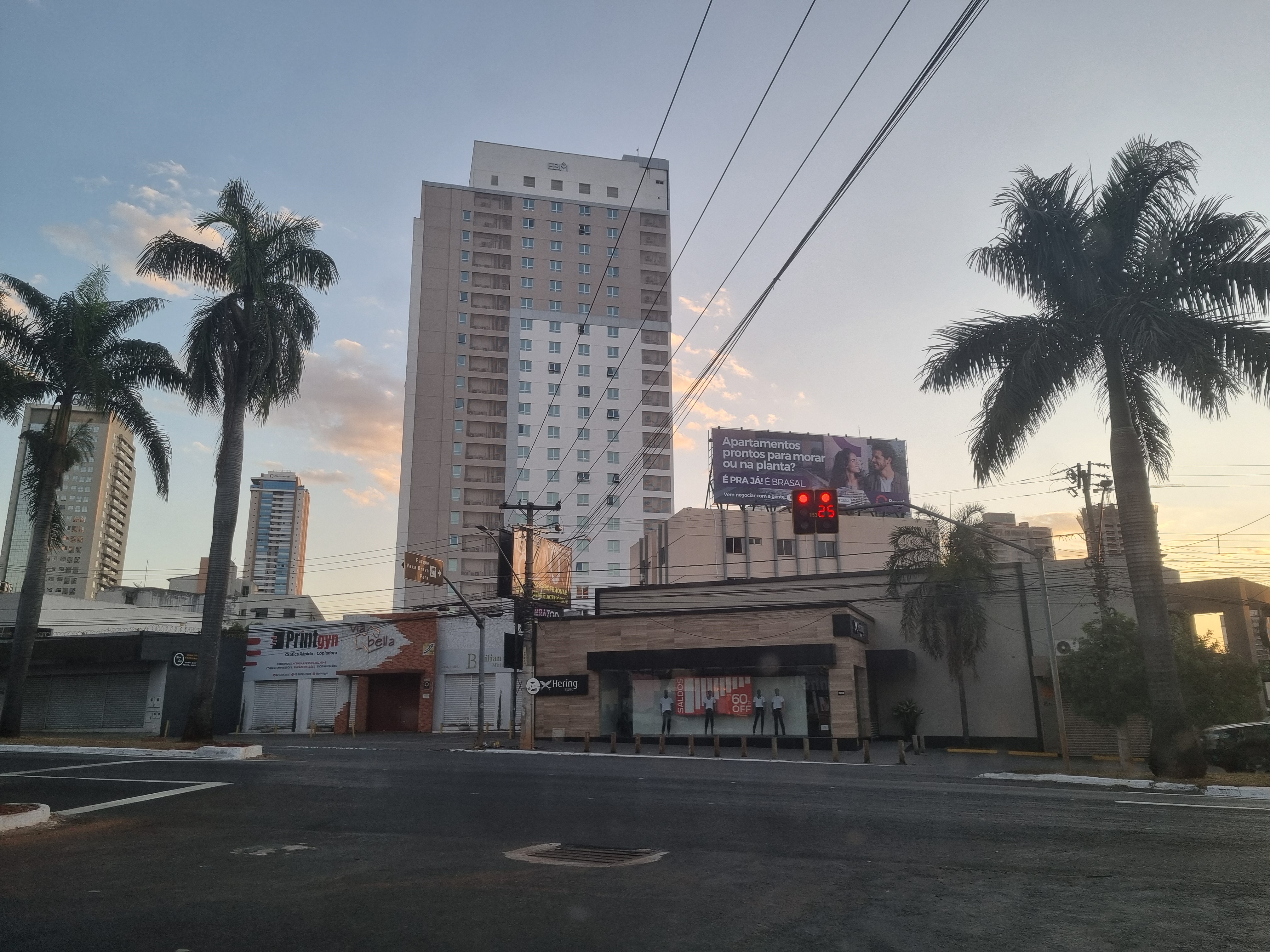 Esquina da Praça Tiradentes com a Av. 85 no Setor Marista, Goiânia, com prédios residenciais