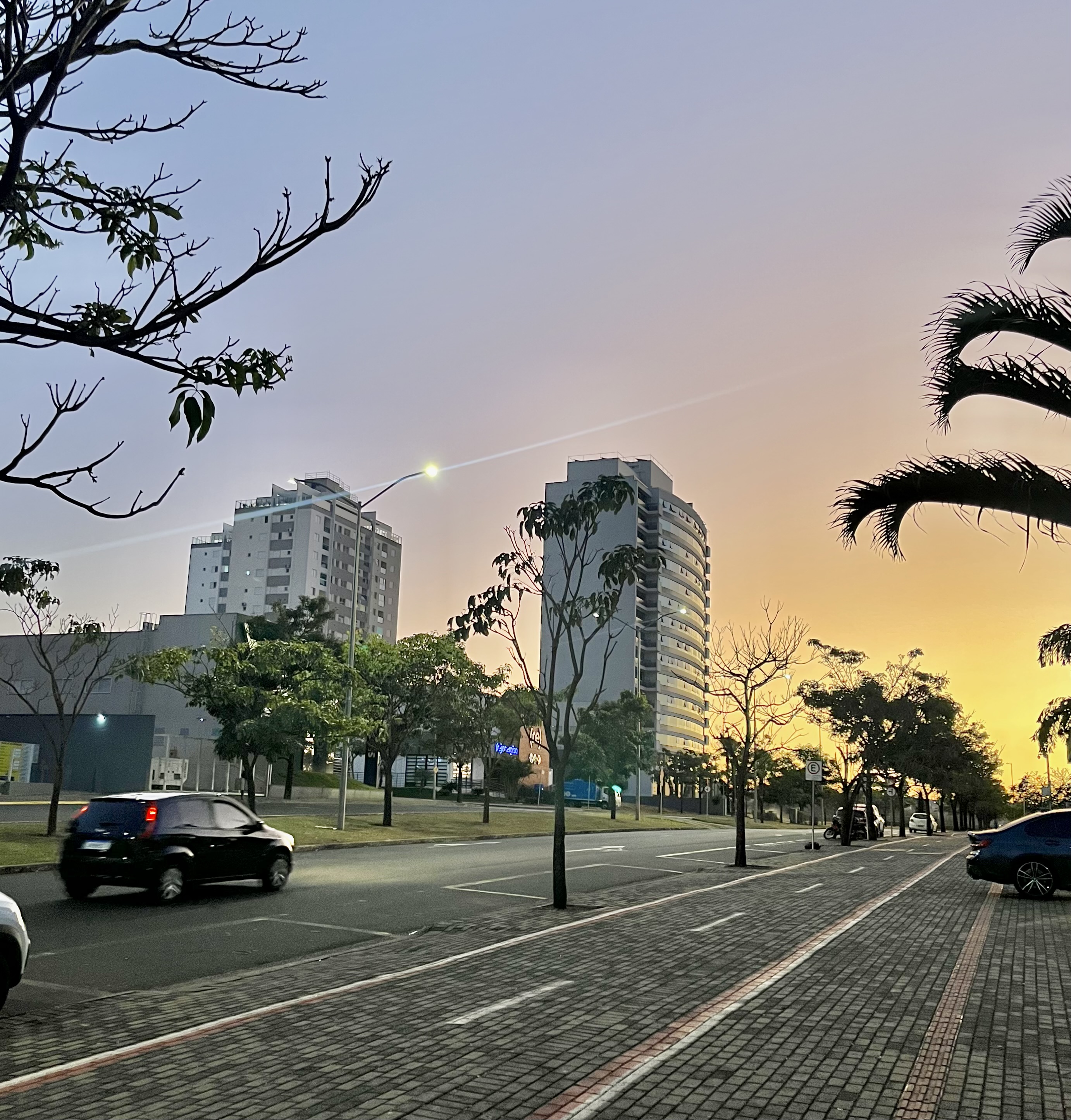 Bairro residencial de Uberlândia com prédios ao entardecer