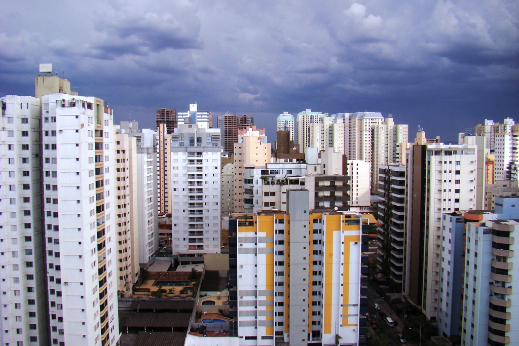 Prédios residenciais do Setor Bueno, em Goiânia, sob céu nublado