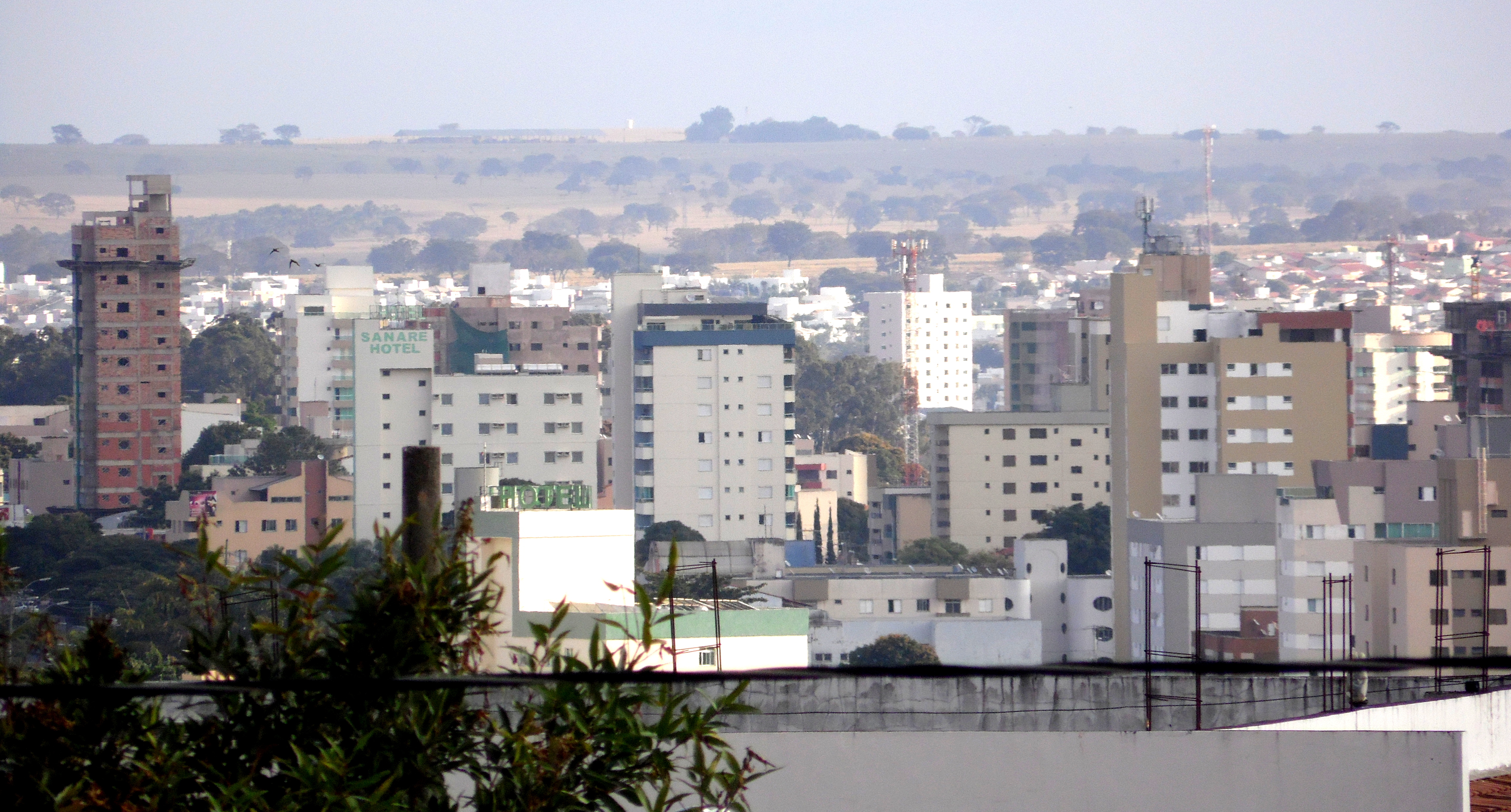Vista parcial de Uberlândia, com prédios residenciais e horizonte do cerrado