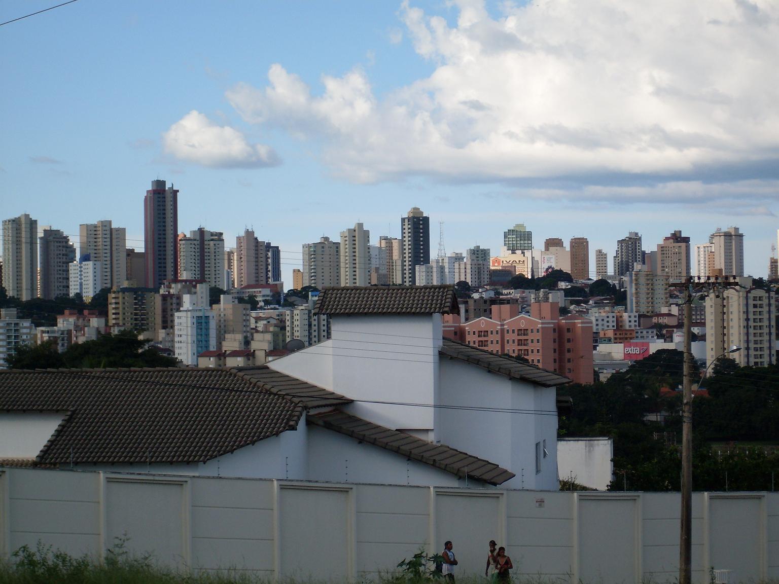 Skyline de Uberlândia com prédios residenciais ao fundo