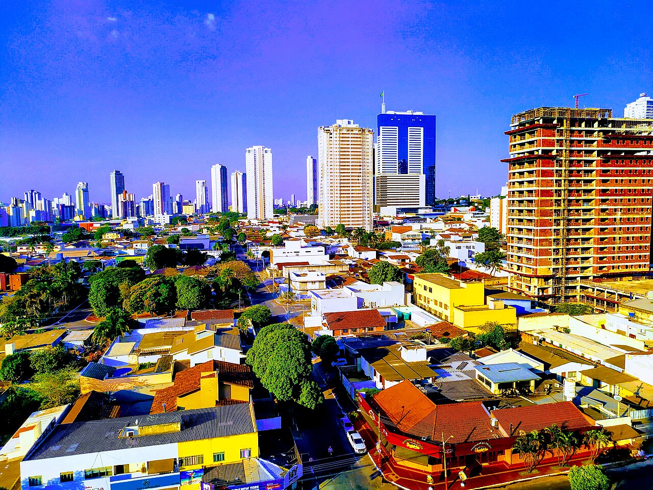 Vista aérea de Goiânia com prédios residenciais e verticalização urbana