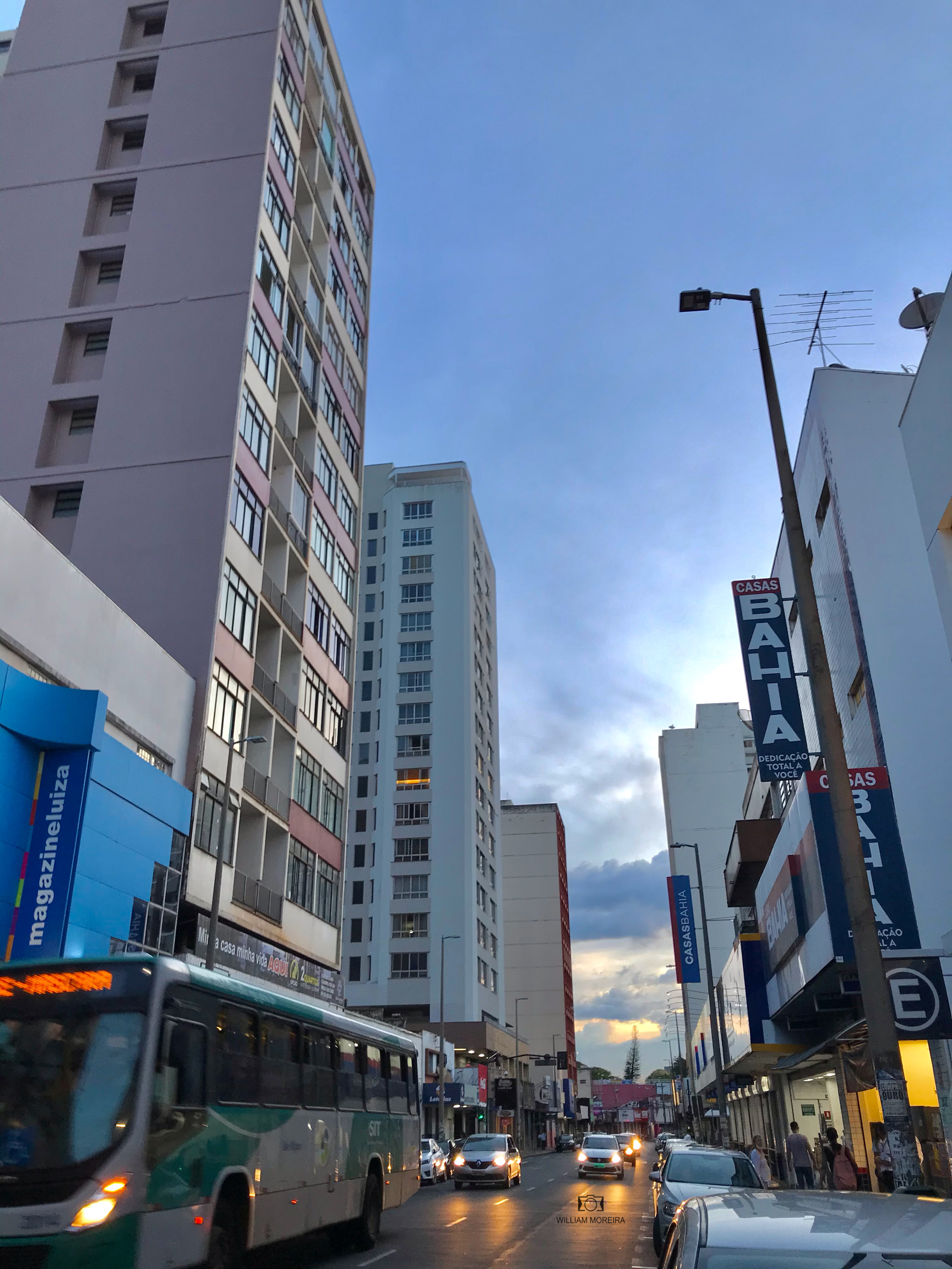 Avenida Afonso Pena, no centro de Uberlândia, com prédios residenciais e comerciais
