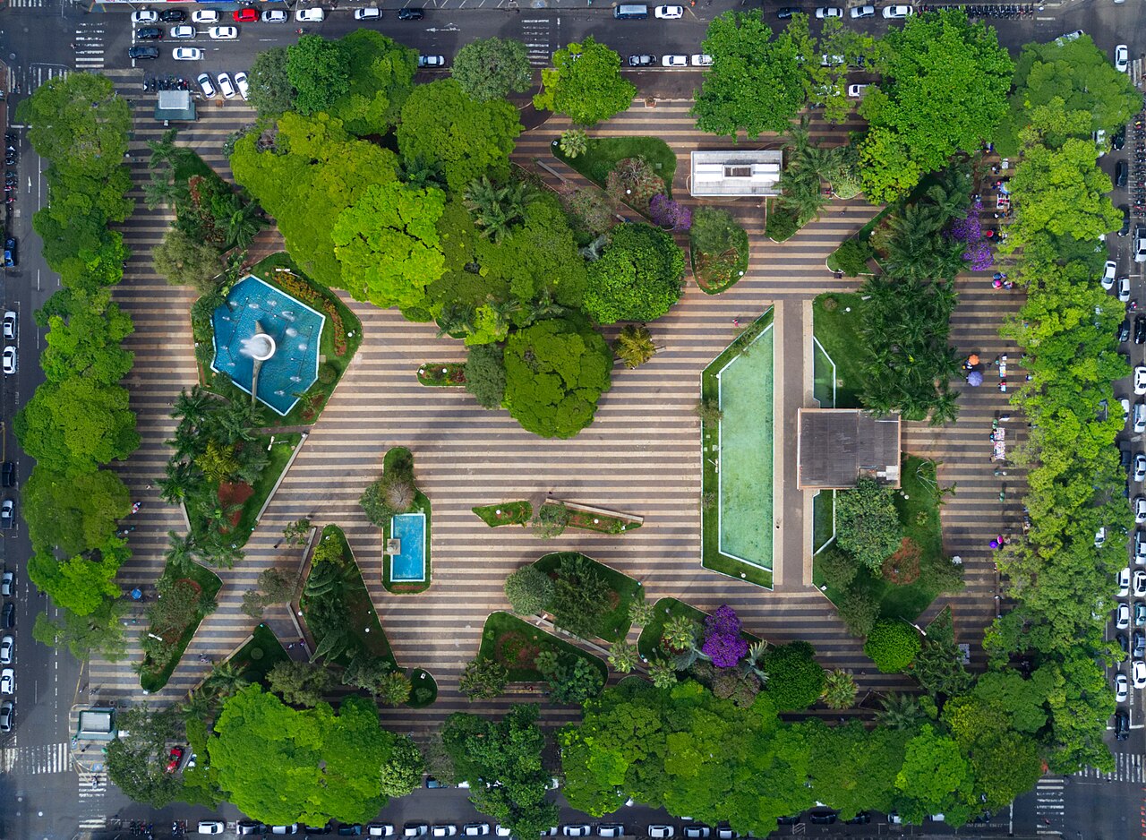 Vista aérea da Praça Tubal Vilela, no centro de Uberlândia, com áreas verdes e chafariz