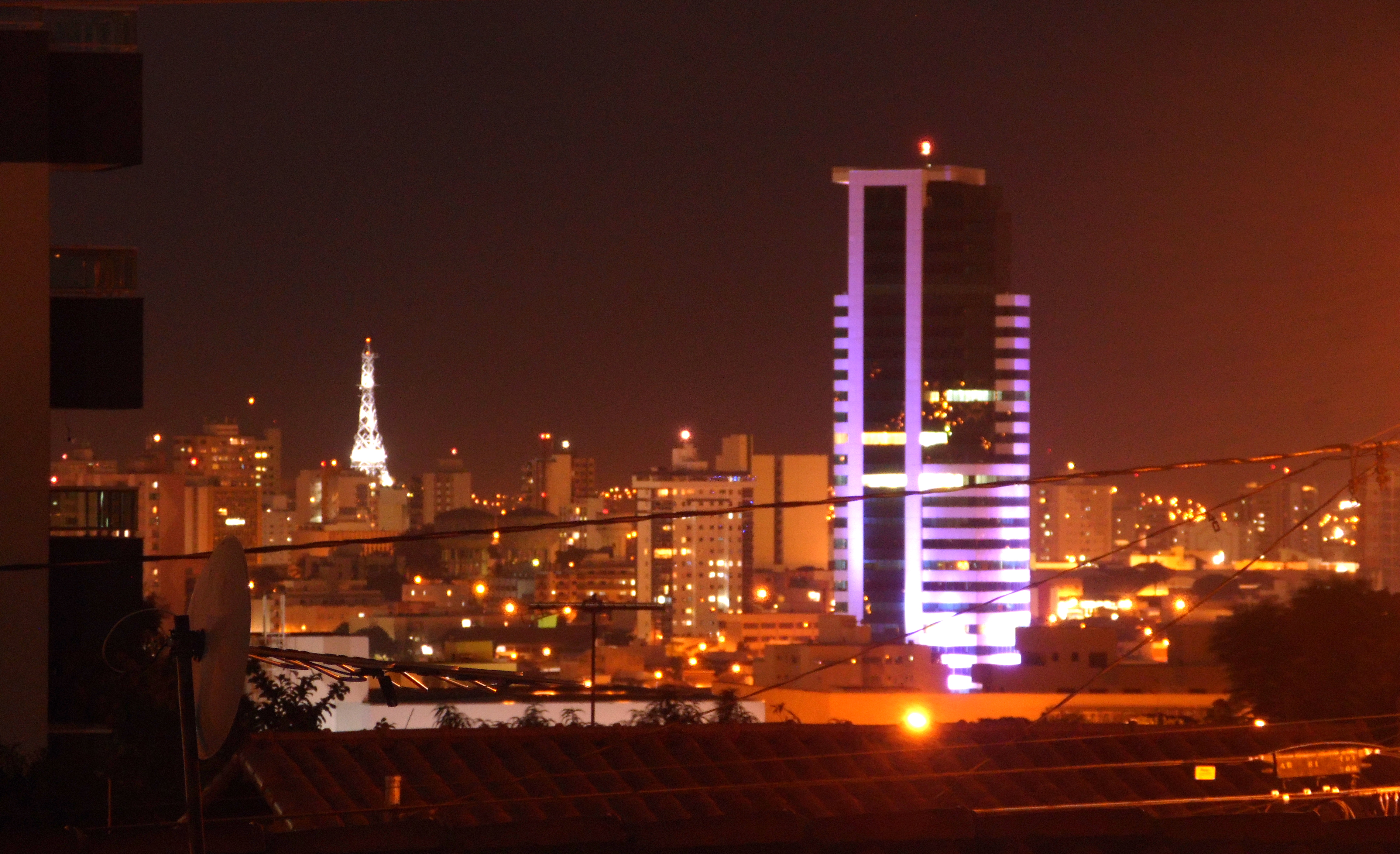Prédios novos de Uberlândia vistos à noite