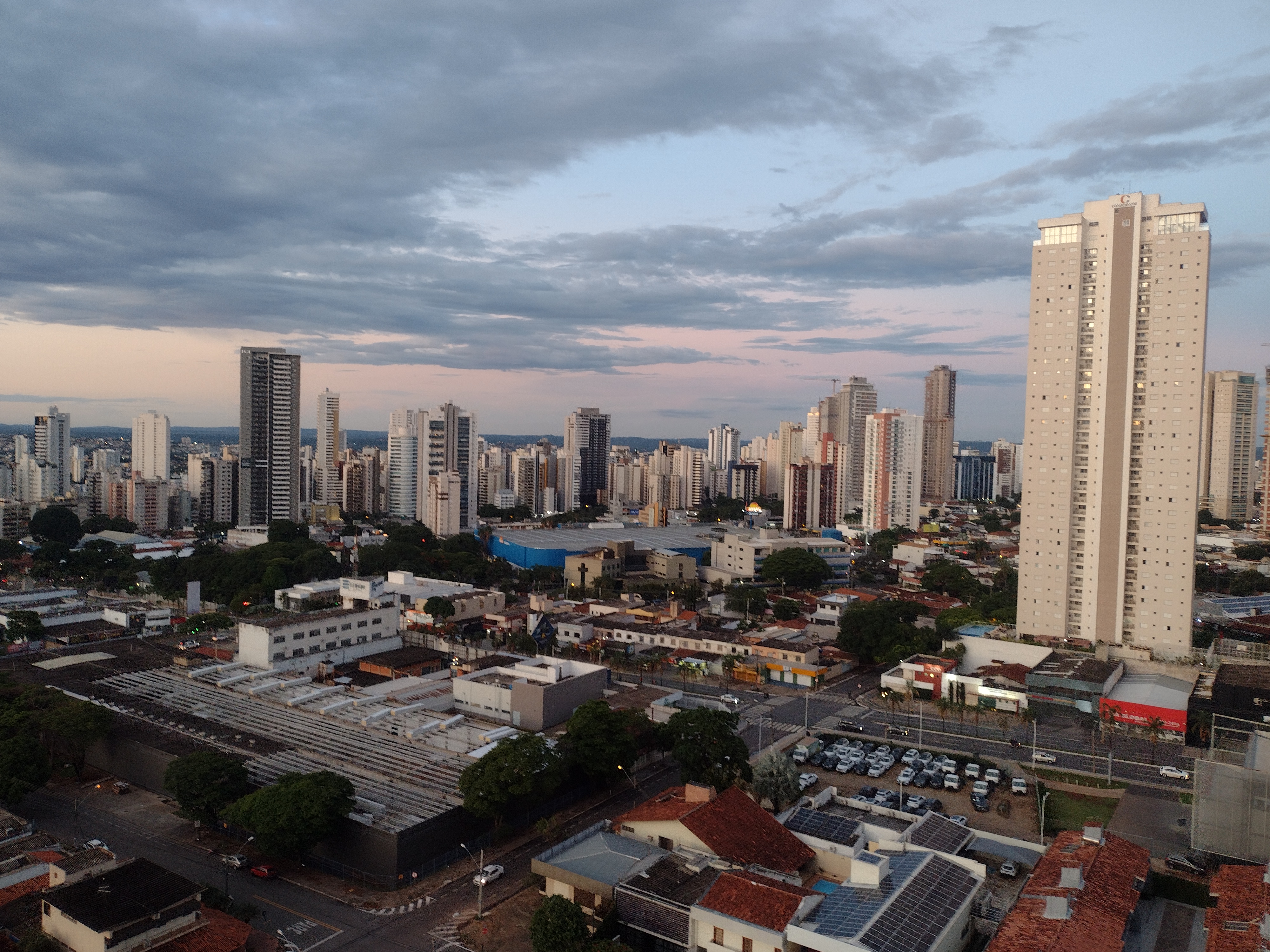 Vista aérea de Goiânia com prédios residenciais ao entardecer