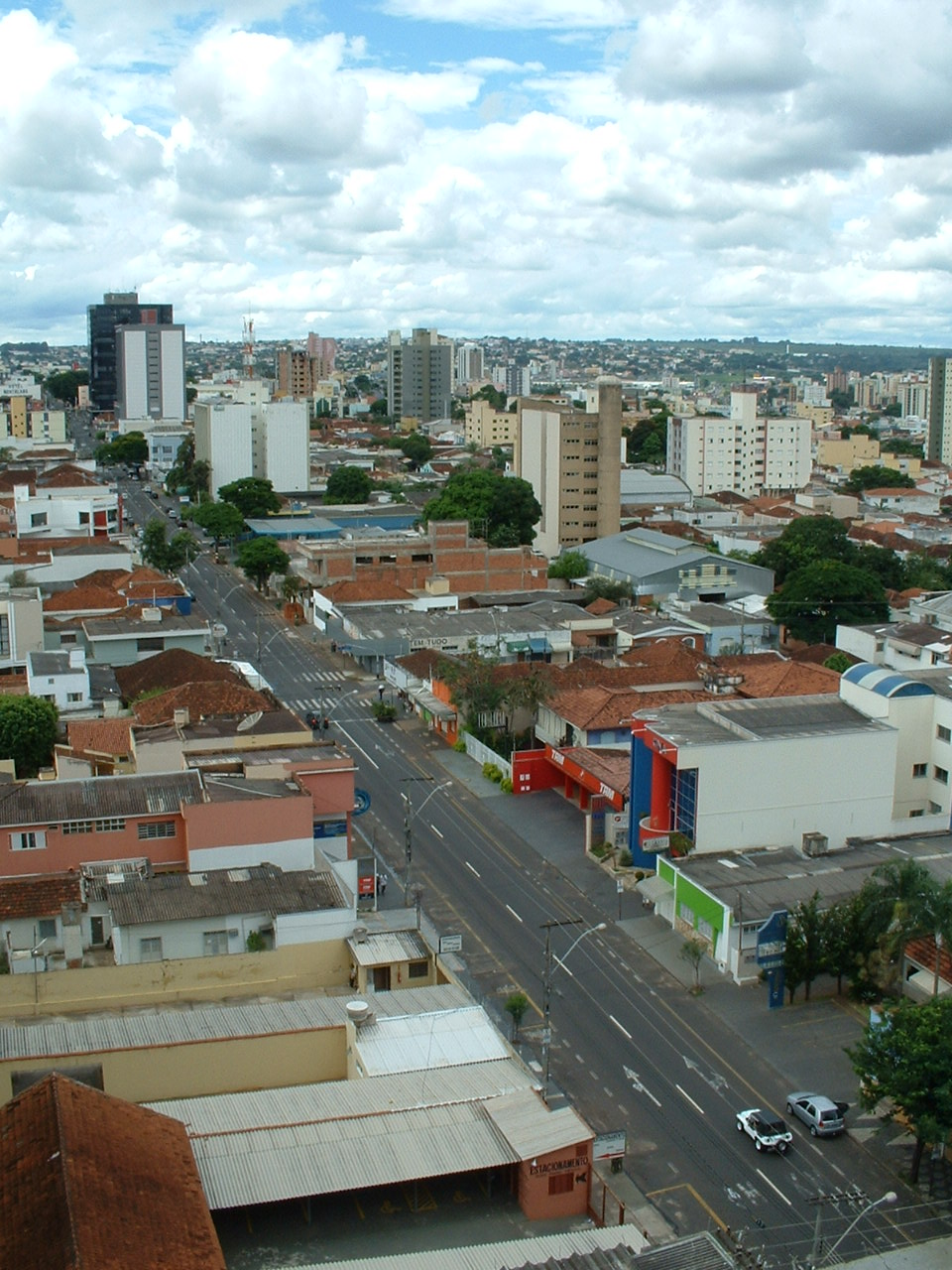 Vista aérea da Avenida Cesário Alvim, em Uberlândia, com prédios residenciais e comerciais